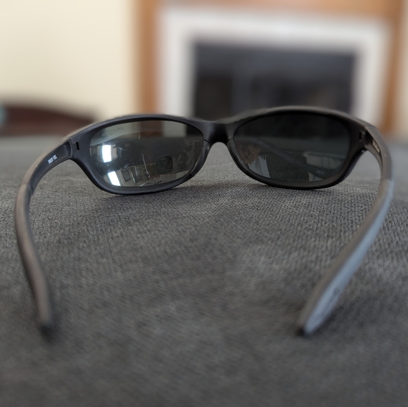 Foster Grant Track Polarized Sports Sunglasses for Men or Women, Black - Picture 4 of 8